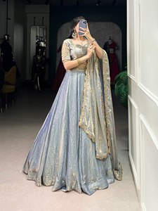 Lehenga choli de style pakistanais pour demoiselles d'honneur, fêtes de mariage fantaisistes, tenues de travail en soie et coton tissées - Product Image 2