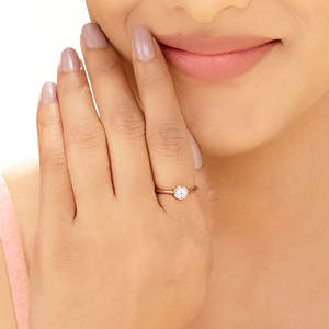 Bague en or rose classique et élégante avec diamant - Product Image 2