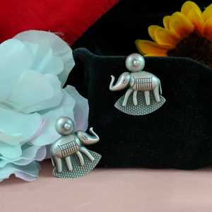 Boucles d'oreilles en métal éléphant culturel Bijoux de mode durables alliant élégance moderne et beauté traditionnelle - Product Image 3