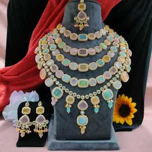 Conjunto de Collar Kundan Indio de Diseño para Novia con Maang Tikka, Impresionante Conjunto de Joyería para Mujeres y Niñas Disponible al Mejor Precio - Product Image 3