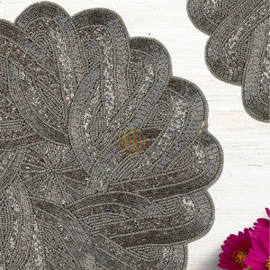 Placa de cargador con cuentas de centro gris, alfombrilla de mesa redonda hecha a mano para boda, evento, comedor, decoración, Exportación de fábrica, proveedor a granel personalizado - Product Image 5