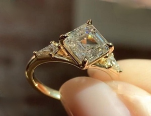 Anillo de Compromiso Clásico para Mujer, Oro Rosa de 18K, Corte Asscher con Diamante Lateral en Forma de Cometa, Diamante Cultivado en Laboratorio, Certificado IGI - Product Image 1