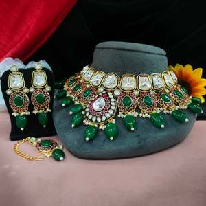 Conjunto de collar Kundan sin cortar de alta calidad, perlas colgantes con Maang Tikka para mujer, diseño elegante, encanto regio atemporal y lujoso - Product Image 1