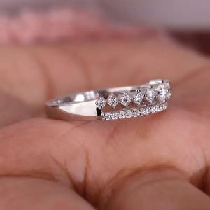 Bague en diamant Moissanite de forme ronde blanche Bague de fiançailles personnalisée en argent sterling 925 et autres bijoux en diamant - Product Image 4