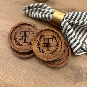 แผ่นรองแก้วไม้ทำมือแบบคลาสสิก เป็นมิตรกับสิ่งแวดล้อม ทนทาน ใช้ได้กับแก้วชา กาแฟ และเครื่องดื่มอื่นๆ - Product Image 1