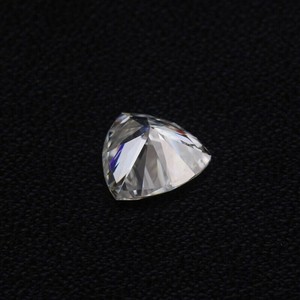 Diamant de laboratoire blanc 4 carats VVS1, taille trillion avec jeu de couleurs |   Fournisseur en gros de pierres précieuses en vrac + Cadeau inclus - Product Image 4