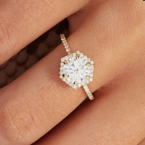 Forma hexagonal y corte redondo Anillo de compromiso de moissanita de plata esterlina Hermoso anillo Regalo de joyería personalizado para ella - Product Image 2