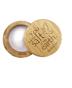 Caja de almacenamiento de bambú para salero con tapa giratoria magnética, capacidad de 6 onzas, eres la sal de la tierra Matthew 5:13 grabado - Product Image 1