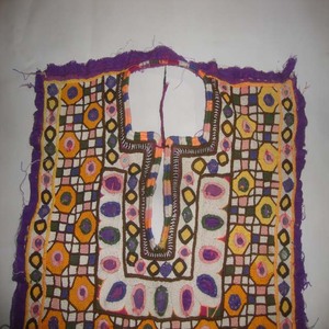 Últimas Blusas y Vestidos de Moda Banjara con Bordado Étnico Baloch Ne Yoke, Apliques, Trabajo de Espejo y Encaje, en Tela de Algodón - Product Image 2