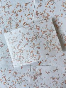 Sobres de papel hechos a mano de trapo de algodón con borde Deckle con pétalo de flor de caléndula ideal para papelería de boda y diseñador de invitaciones - Product Image 5