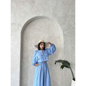 Blusas de Mujer con Cierre de Lazo Bordado en la Parte Delantera, Disponibles al por Mayor - Product Image 6