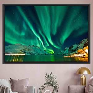 Lienzo impreso Aurora Borealis: arte de pared con paisaje encantador, lienzo con marco negro - Product Image 1