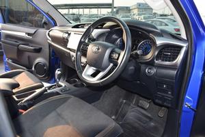 Toyota Hilux S GLX 2.8L AWD A/T 2025 Limpia, Volante a la Derecha - Product Image 4