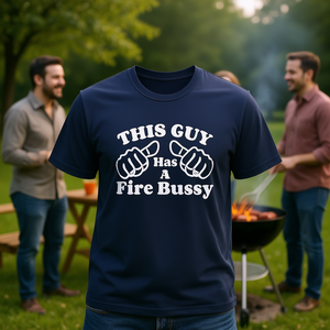 T-shirt divertente con meme 'This Guy Has A Fire Bussy', maglietta scherzosa, regalo scherzoso, abbigliamento promozionale con umorismo inadatto - Product Image 2