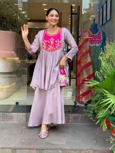 Robe Kurta Latkans traditionnelle indienne pour femmes, avec broderie à la main, pour occasions spéciales, en stock - Product Image 2