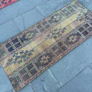 Alfombra Turca Vintage de Lana de 2.1x5 pies, Diseño Floral con Parches Azules, Ecológica con Base de Látex - Product Image 2