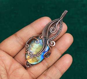 Pendentif vintage en forme de pyramide en laiton plaqué or avec pierre de labradorite et malachite, serti à griffes, enroulé de fil, pierre de naissance, prix de gros - Product Image 1