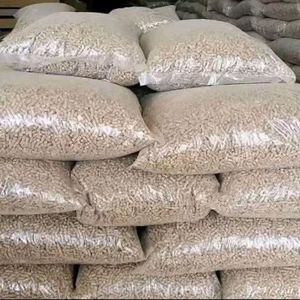 Pellets de Madera Premium, Pellets de Madera de Calidad en Venta Pellets de madera de pino y haya en bolsas de 15 kg a precio económico. - Product Image 3