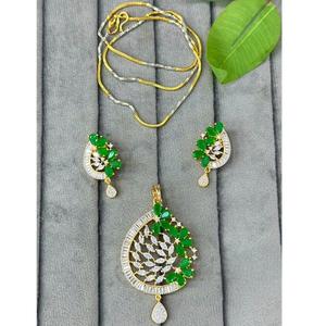 Atractivo Juego de Collar con Colgante y Aretes con Acabado Dorado y Piedras de Circonita Cúbica de Diseño, para Fiestas, Colección para Mujer - Product Image 1