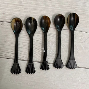 Cuchara de Cuerno de Búfalo Natural, Hecha a Mano y Pulida, Perfecta para Servir Especias, Condimentos o como Decoración de Mesa, Alta Calidad - Product Image 1