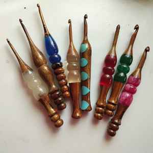 Ganchos de ganchillo mezclados de madera y resina hechos a medida disponibles desde tamaño 3,5mm Ideal para reventa en tiendas de punto - Product Image 3