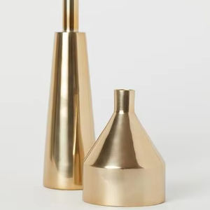 Florero de Metal Contemporáneo Diseñado para Complementar Muebles Modernos, Líneas Limpias y Arreglo Interior Sofisticado - Product Image 1