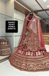 Conjunto de Lehenga Choli adornado con ropa festiva india y pakistaní de terciopelo clásico con lentejuelas y trabajo de piedra para mujer a la venta. - Product Image 3