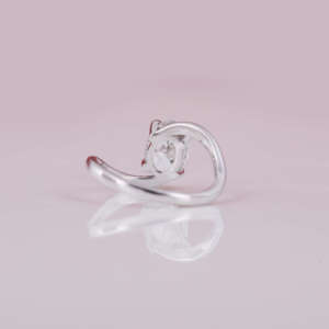 Bague de fiançailles en diamant de laboratoire à taille ovale avec halo dissimulé, design personnalisé fait main en or blanc 18 carats - Product Image 4