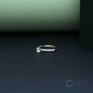 โซลิแทร์0.60CT ที่ดีที่สุดพร้อมเพชรขนาดเล็กสำหรับงานแต่งงานและหมั้นใน18kt ทองชั้นดีของขวัญที่เหมาะและเหมาะสำหรับงานเลี้ยง - Product Image 3