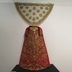Chasuble personnalisée en velours rouge avec broderie dorée et voile blanc assorti à motif floral pour les cérémonies religieuses, unisexe adulte - Product Image 1
