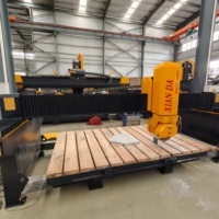 Máquina de Corte de Piedra con Control Servo CNC, 360 °   Cabeza Giratoria y 45 °   Plataforma Inclinable para el Procesamiento de Losas de Mármol y Granito