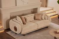 Canapé moderne incurvé trois places pour salon, avec dossier rigide rembourré en mousse, revêtement en tissu beige et base métallique, idéal pour appartement ou salon.