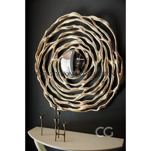 Cadre de miroir mural complexe en métal antique et en aluminium avec des motifs intemporels pour compléter l'esthétique traditionnelle et moderne - Product Image 1