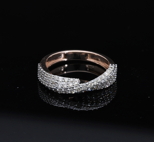 Bague élégante en or jaune 14 carats avec diamants ronds naturels dans un serti pavé croisé à trois rangées pour un look audacieux et intemporel - Product Image 3