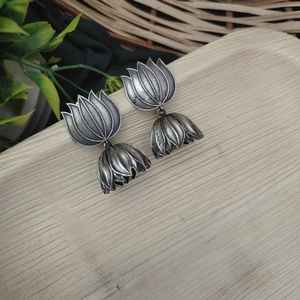 Meilleure vente de haute qualité PADMA Silver Lotus Jhumka Boucles d'oreilles directement du fournisseur indien Fashion Stud Jewelry - Product Image 2
