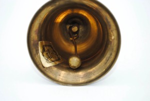 Cloche à main en laiton incroyable avec poignée en bois pour le contrôle en classe, l'entraînement physique et les annonces quotidiennes, son clair, cloche à main en laiton - Product Image 5