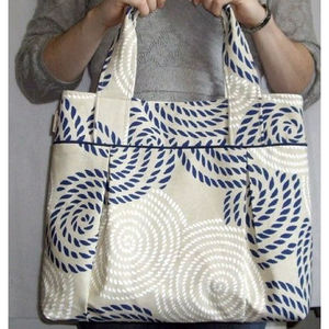 Sac fourre-tout en toile de coton à motif en spirale marine avec un design audacieux en corde beige et marine, idéal pour un port quotidien élégant à l'épaule - Product Image 1