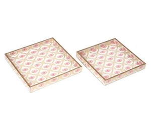 Plateau rond en laque MDF avec impression de mandala floral jaune rouge Plateau de service décoratif en bois fait à la main pour la maison et la cuisine - Product Image 1
