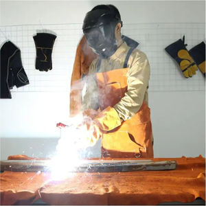 Delantal de trabajo resistente al fuego para soldadura, corte y aplicaciones industriales, diseñado en cuero vacuno. - Product Image 6