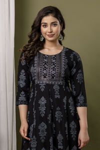 Vestido de Rayón de Primera Calidad con Dupatta, Bordado de Lentejuelas, Impreso a Mano para Fabricante Indio - Product Image 6