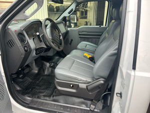 Camioneta F-350 SUPER DUTY CHASSIS XLT RWD 2015, Blanca, Transmisión de Rendimiento de 6 Velocidades, 4X2, 385 HP, Motor V8 de 6.2L, Tamaño de Cabina, Lista para Usar - Product Image 2
