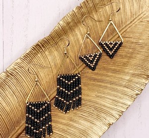 Boucles d'oreilles perlées Triangle noir et or/Triangle géométrique doré - Product Image 1
