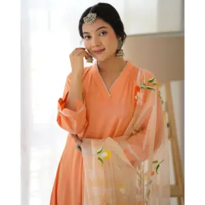 Conjunto de traje naranja pintado a mano para mujer Uma de Thread & Button - Product Image 2