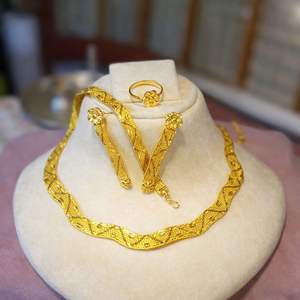 Ensemble de bijoux en cuivre plaqué or fin exquis, élégantes boucles d'oreilles, collier et bracelet pour femmes élégantes - Product Image 3