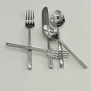 ชุดเครื่องใช้บนโต๊ะอาหารสแตนเลสสีเงินพร้อมที่จับดีไซน์สี่เหลี่ยมชุดเครื่องใช้บนโต๊ะอาหาร - Product Image 1