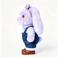Peluche Lapin Mignon Personnalisé Violet à Oreilles Tombantes avec Nœud et Salopette en Jean, Jouet en Peluche Doux en Coton PP, Poupée Lapin Rembourrée