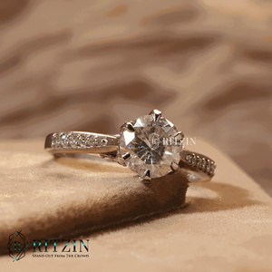 Solitario de diamante de corte redondo con acentos Anillo de compromiso para mujer - Product Image 3