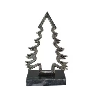 Arbre de Noël décoratif en aluminium et bois avec base carrée en bois, couleur or, petite taille pour table et décoration intérieure - Product Image 4