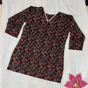 Nuevo diseño Ropa étnica Mujer Algodón Estampado floral Ropa regular Top Ropa de mujer Short Kurti para niñas - Product Image 2