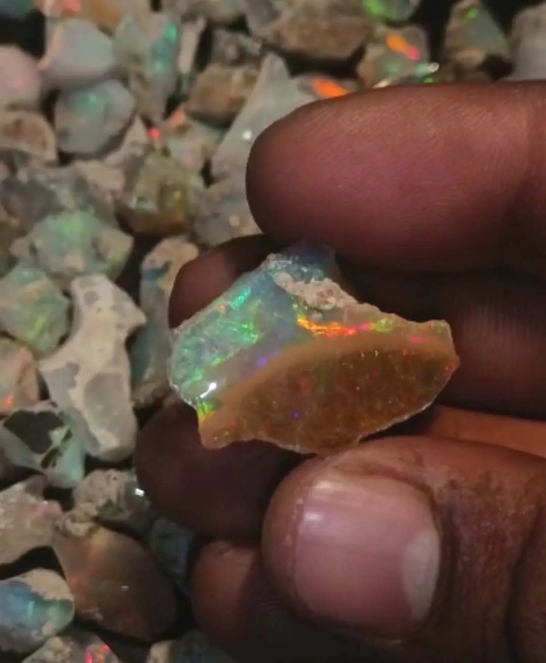 أوبال أثيوبي خشن غير مجسم متعدد الألوان مبهر يصلح كمجوهرات أنيقة